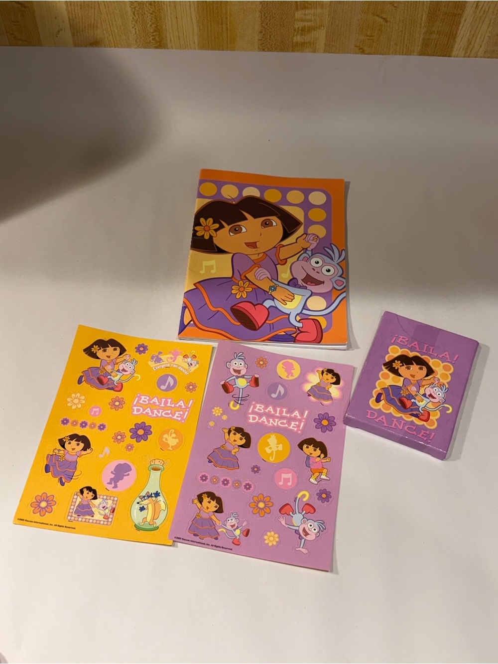 Dora the Explorer ¡BAILA! DANCE! Sticker book and crayola